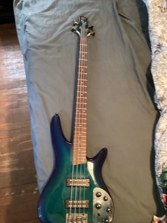 Photo Like new Ibanez Bass and Peavy Amp $600