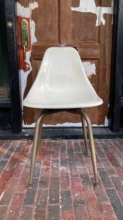 Photo Mid Century Fiberglass Chair $30