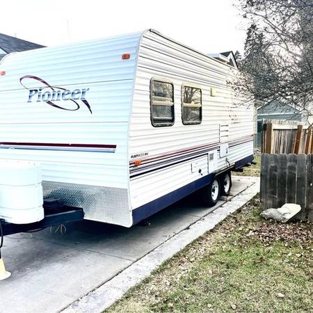 Photo Exceptional 2004 fleetwood Pioneer Travel Trailer 18T6 $9,000