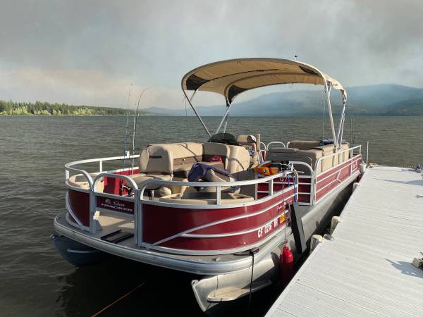 Photo Sun tracker 24 pontoon boat with 150hp and trailer set up for fishing $38,700