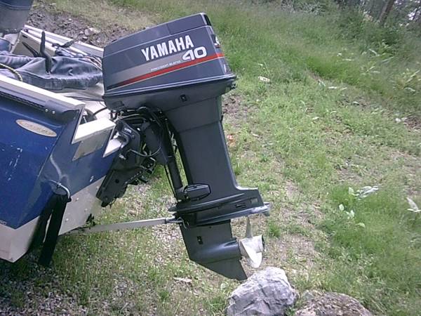 Photo Yamaha 40 hp 2 stroke Oil injection motor $2,200