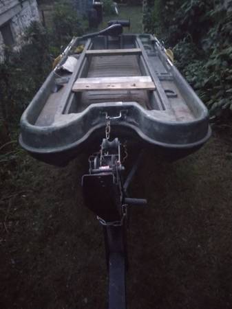 Photo 10 ft pond boat with hand-tiller trolling motor with trailer $400