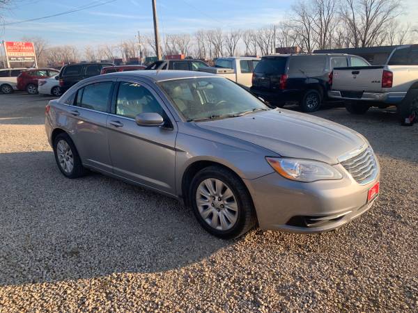 Photo 2014 CHRYSLER 200 TOURING - 4 CYLINDER  ONLY 108K MILES  WOW $7,450