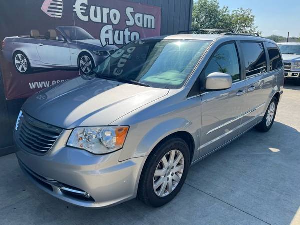 Photo 2015 Chrysler Town and Country Touring 4dr Mini Van $11,999