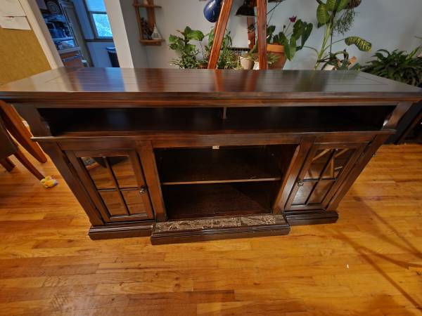 Photo ASHLEY TV STAND console solid wood heavy well built $300