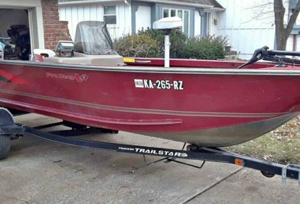 Photo Bass Tracker 17 Fishing Boat w Trailer and 60hp Mercury Outboard $8,200