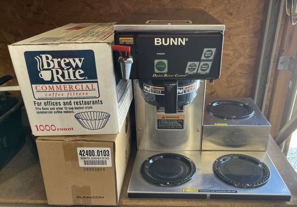 Photo Bunn commercial coffee brewer, hot water tap, 3 new carafes $250