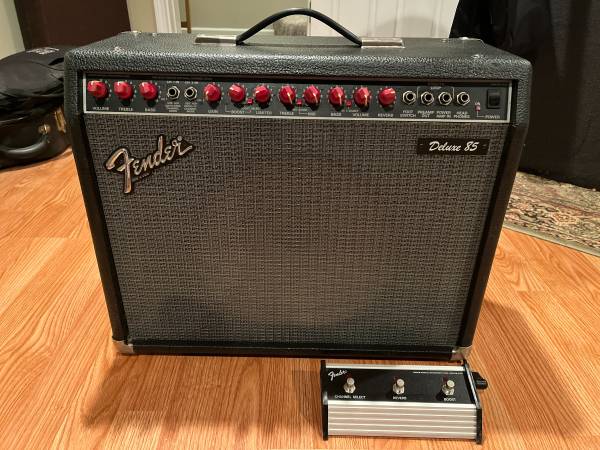 Photo For Sale - Fender Deluxe 85 Amp $230