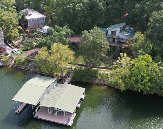 Photo LAKE OF THE OZARKS..LAKEFRONT HOME-PRIME LOCATION 3556817 $575,000