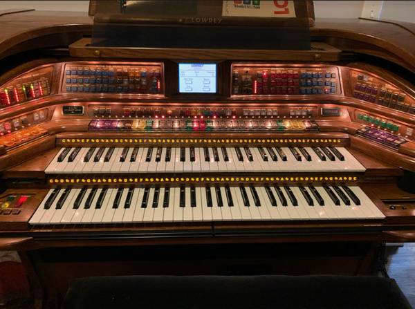 Photo LOWREY ORGAN - IMMACULATE - PRICE REDUCED DRASTICALLY $4,500
