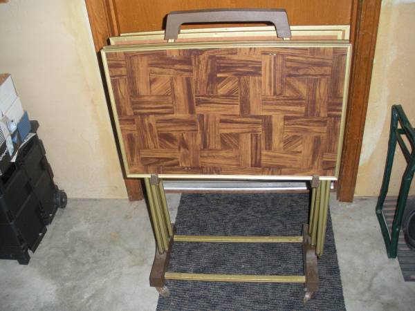 Photo VINTAGE Metal TV Tray Tables With Stand $40