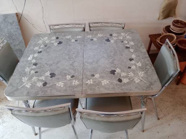 Photo Vintage 1950s Formica Table and 6 Chairs $600