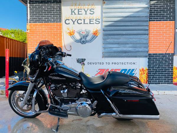 Photo 2017 Harley-Davidson Street Glide Special Just Like Brand New Perfect $21,000