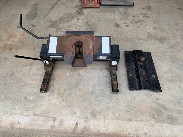 Photo Reese 5th wheel slider w goose neck plate and rails $400