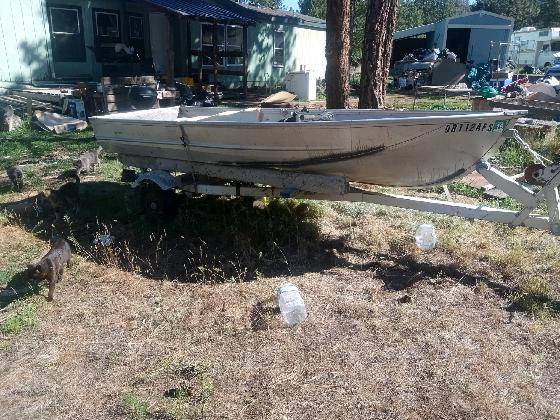 Photo 12 ft aluminum boat with trailer $200