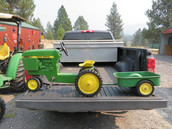 Photo Ertl John Deere pedal tractor  trailer $350