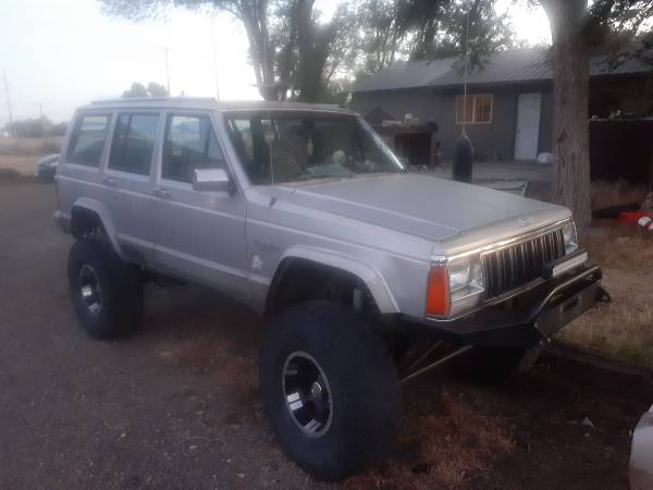 Photo lifted 92 Jeep Cherokee - $4,500 (Lakeview)