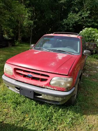 Photo 98 Ford Explorer For parts $1