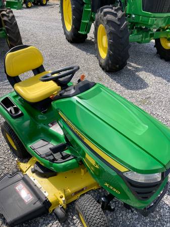Photo John Deere X330 riding lawn tractor mower $2,599