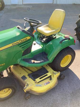 Photo John Deere X740 riding lawn tractor mower $7,995