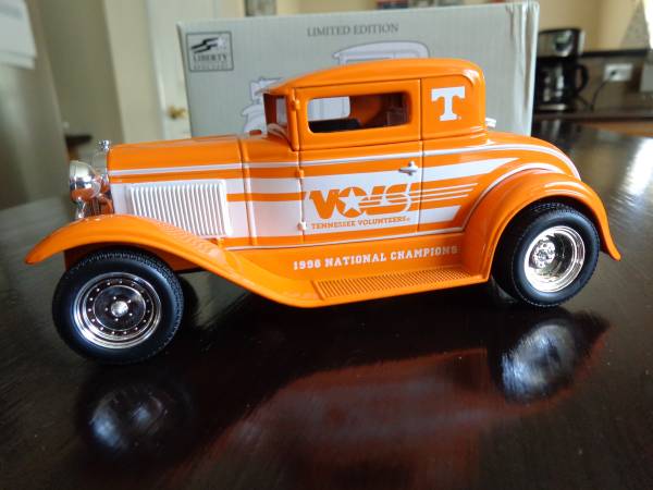 Photo MODEL A FORD CHOPPED COUPE VOLS DIECAST $90