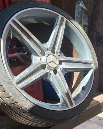 Photo Mercedes AMG 19x8.5 Wheel with tire $150