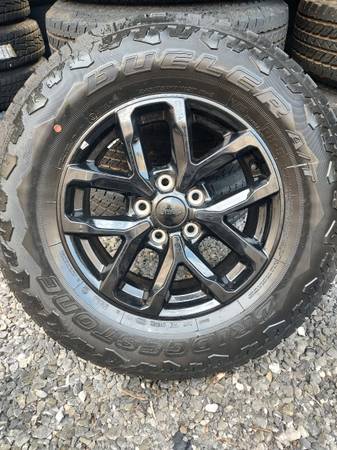Photo New Jeep Wrangler or Gladiator 17 inch wheels with Bridgestone tires $750