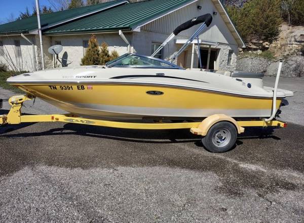 Photo Super clean 2009 Sea Ray 185 Sport w Matching swing away trailer $16,500