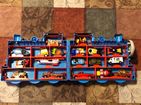 Photo Thomas The Train Carry Case Loaded with 18 Diecast Toy Vehicles. $30