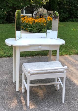 Photo Vintage White Vanity Table with 3-way Mirror and Bench Seat $175