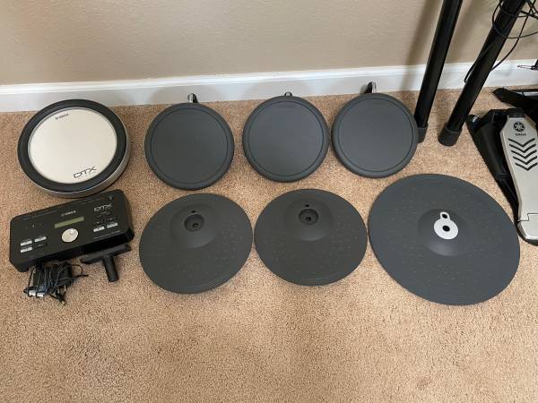 Photo Yamaha Electronic Drum Kit $600