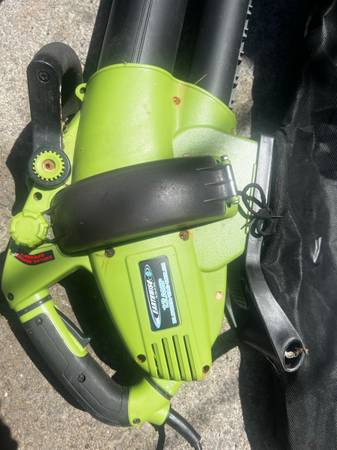 Photo earth wise electric blower and weed eater no gas smell dead batterie $99