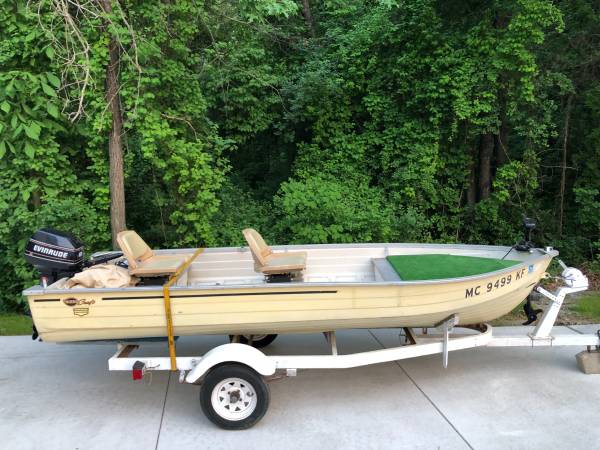 Photo Fishing boat with motor and trailer $1,500