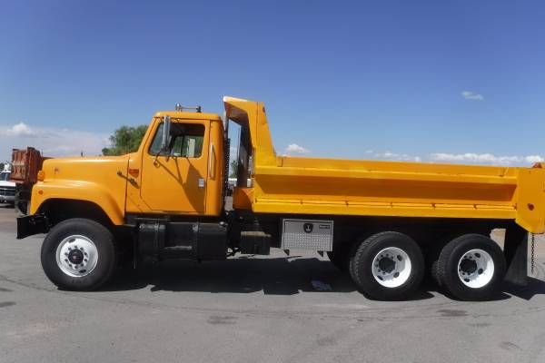 Photo 2000 IHC 2574 tandem axle dump truck with AT and 67K. miles $38,900