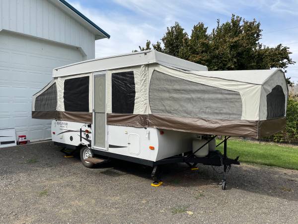 Photo 2015 Rockwood 2318G Tent Cer $15,000