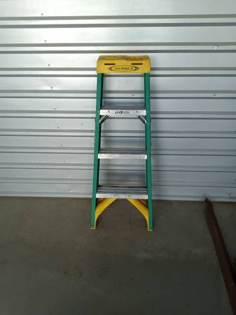 Photo 4 foot ladder $45
