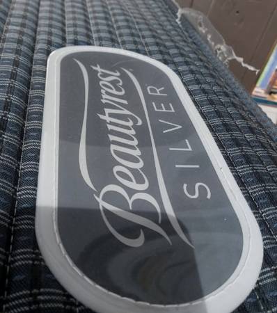 Photo Beautyrest Silver King size mattress $395
