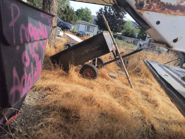 Photo Lawn mower pull behind dump trailer $100