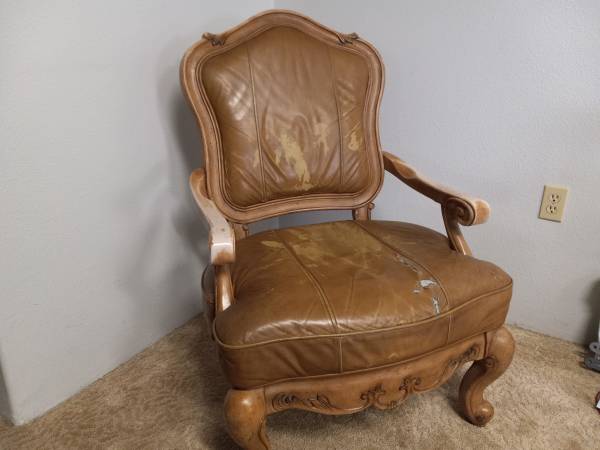 Photo Michael amini leather chair, NON SMOKER home, OBO $400