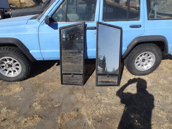 Photo Rear side windows jeep xj 2 door $50