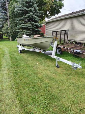 Photo 14 ft fishing boat no leaks very good boat $2,000