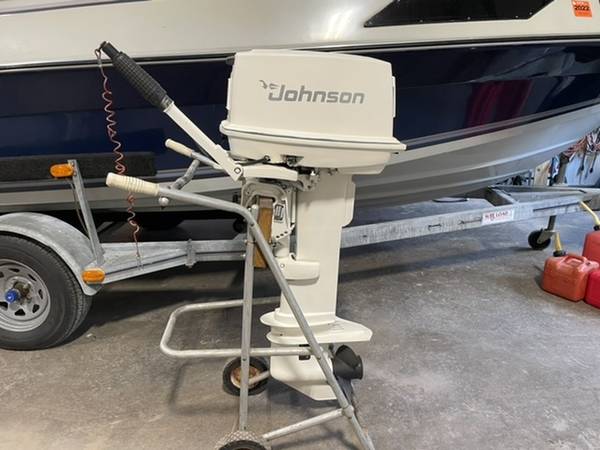 Photo 25 hp Johnson outboard boat motor $695