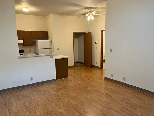 Upper Rental  AC  Onsite Laundry  Avail Now  (306) $695