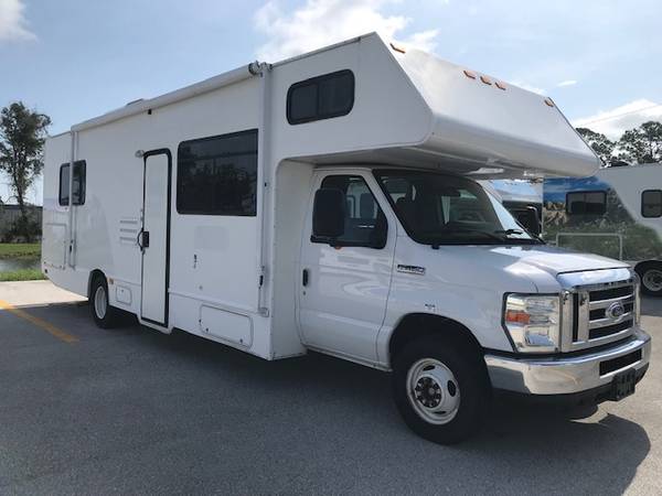 Photo 2017 28A 30ft RV Scratch-n-Dent Special $32,995