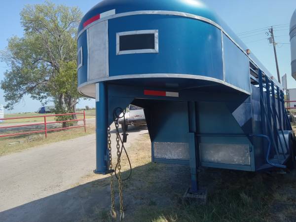 Photo 16 ft blue stock trailer $7,000