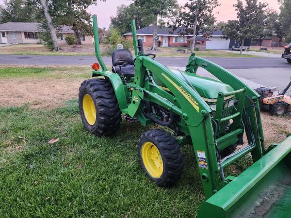 Photo Johne Deere 3005 4X4 with 300 front end loader and new john deere wide bucket ON $13,999