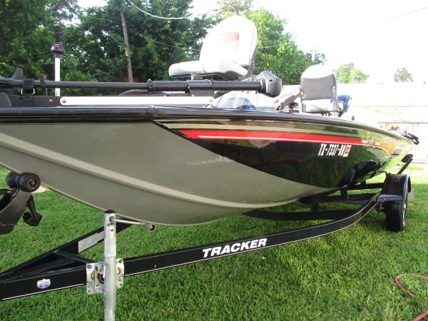 LIKE BRAND NEW 2016 BASS BOAT 17FT.