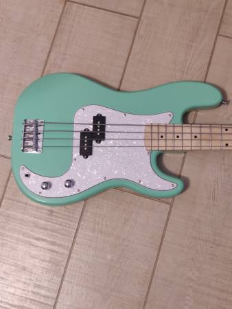 Photo Sawtooth EP Series Bass (Seafoam Green) $100