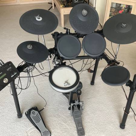 Photo Yamaha DTX Electronic Drum Kit and Amplifier $525