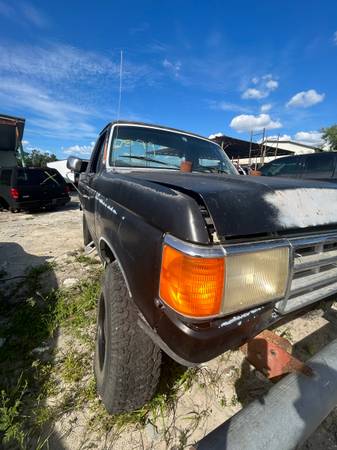 Photo 1989 Ford Bronco parting out (Very hard to found it) $200
